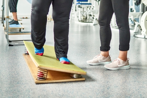 Frau auf Balance Brett Frau auf Balance Brett