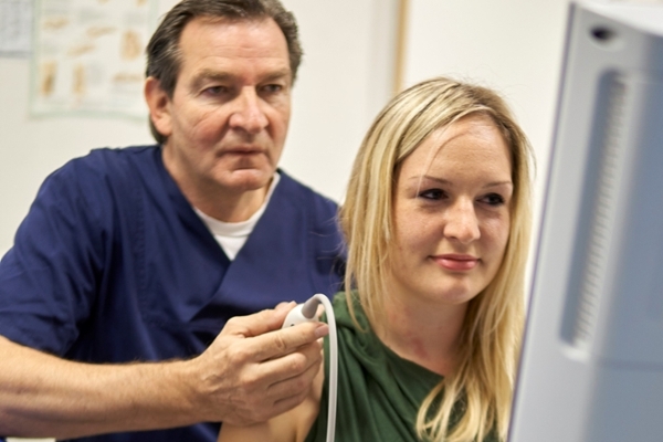 Dr. Geigner untersucht Rehabilitandin Dr. Geigner untersucht Rehabilitandin