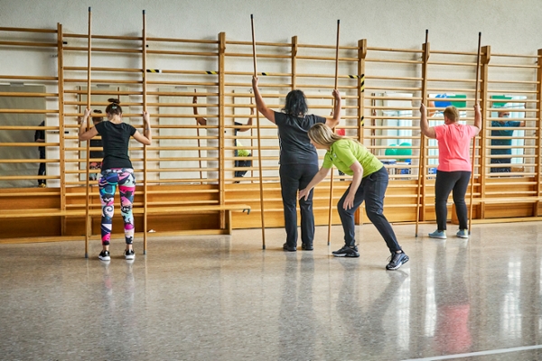 Rehabilitandinnen beim Training in der Halle Rehabilitandinnen beim Training in der Halle