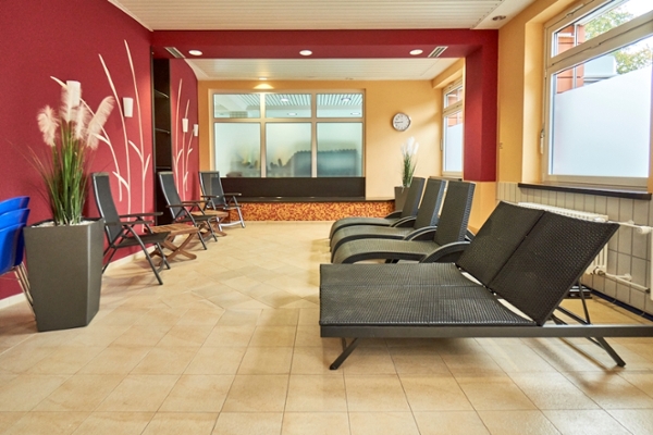 Ruheraum mit Rattanliegen und Stühlen Ruheraum mit Rattanliegen und Stühlen