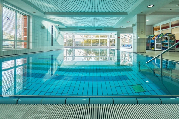 Helles Schwimmbad mit zwei Fensterfronten Helles Schwimmbad mit zwei Fensterfronten
