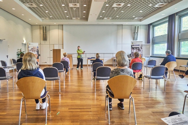 Rehabilitandinnen und Rehabilitanden bei einem Vortrag Rehabilitandinnen und Rehabilitanden bei einem Vortrag